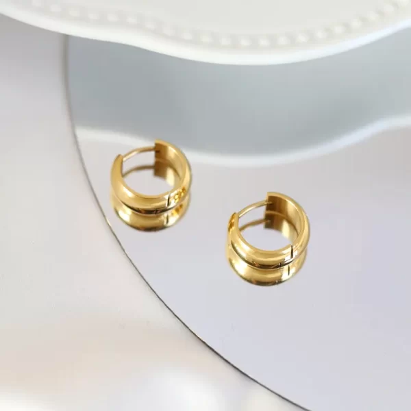 Round Thick Huggie Hoop Earrings mirrow